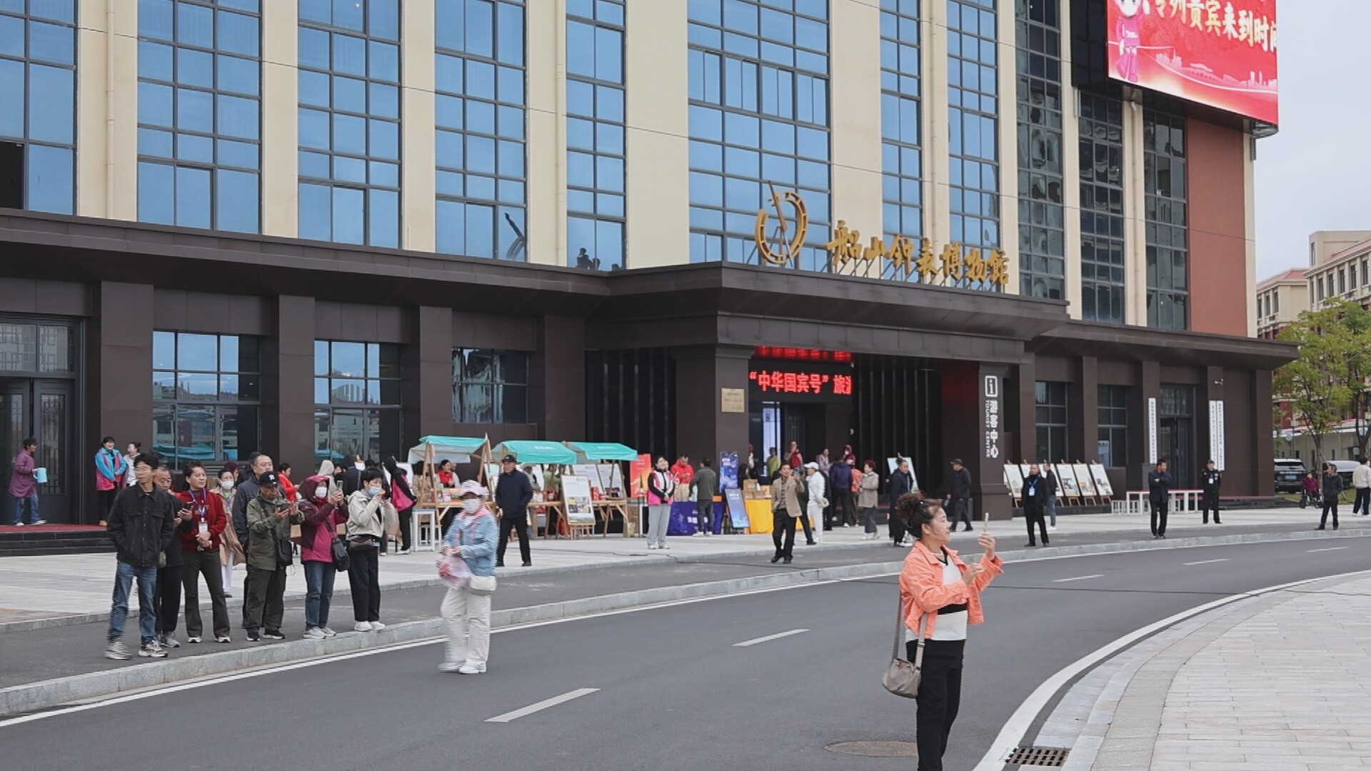 周末不忙 来趟衡阳 | 东北千名游客畅游船山时间谷 沉浸式体验钟表文化与衡阳风情