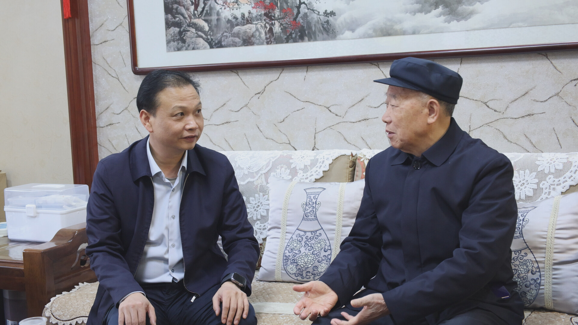 杨峰走访慰问离退休老干部  重阳送暖话发展