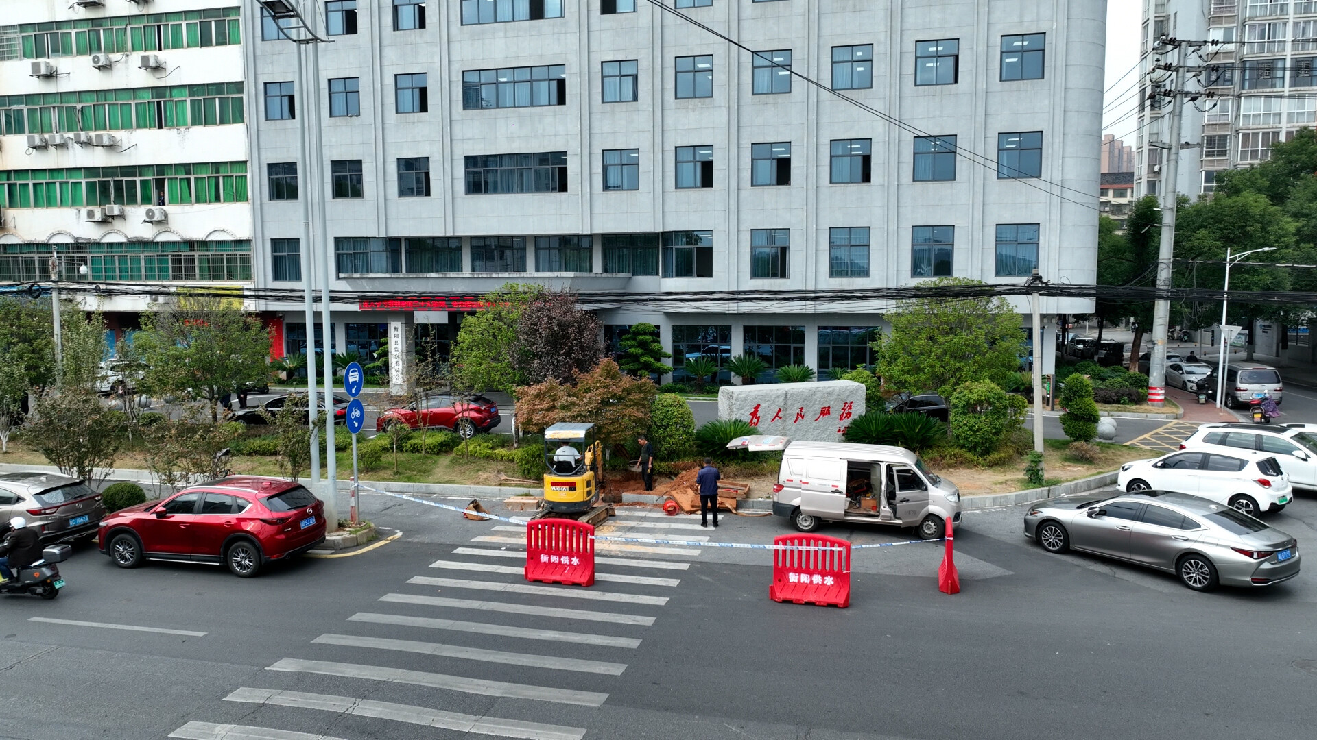 县自来水公司：抢修破裂管道 守护居民用水安全