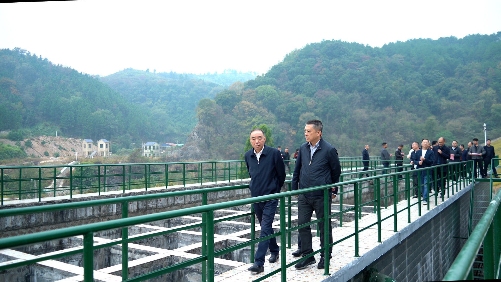 市第十六届人大代表第二、第三小组对全县城乡供水一体化工作开展调研