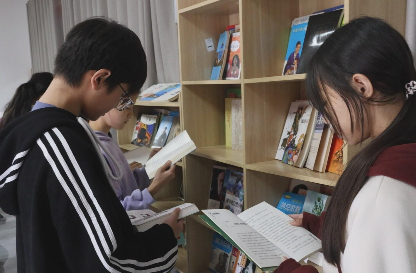 童书漂流・阳光伴读 | 我县6所乡村学校喜获图书角与图书捐赠