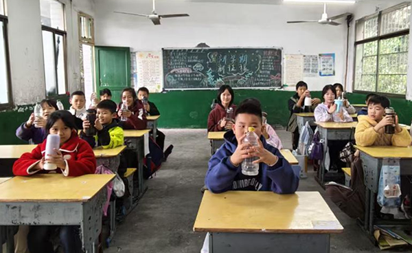 衡阳县界牌中心小学：创意课桌舞 律动新快乐