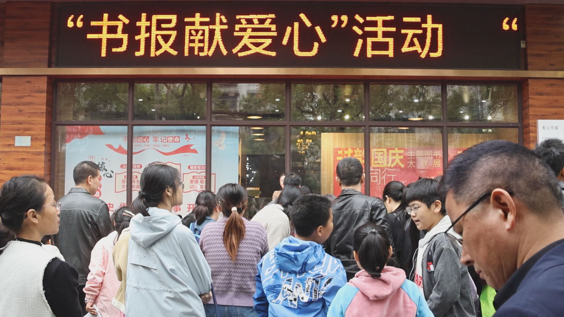 新时代文明实践 | 书报献爱心 公益力量点亮困难学子求学路