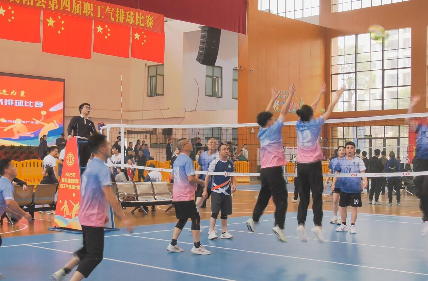 我县第四届职工气排球比赛开幕  65支代表队赛场展风采