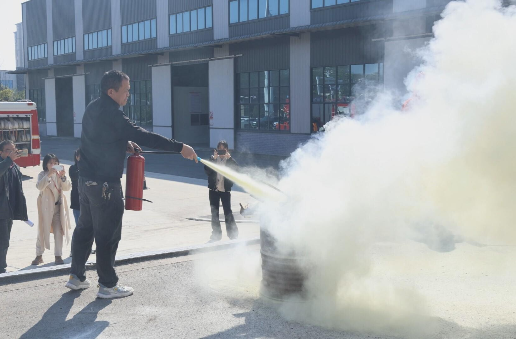 西渡高新区：多场景消防演练，筑牢安全生产防线