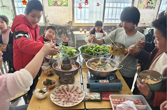 衡阳县界牌中心小学：围炉烹火锅，品出劳动味