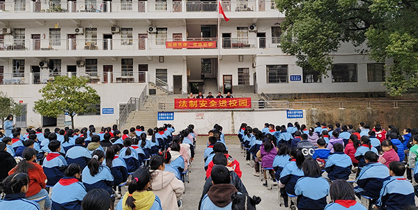 衡阳县栏垅中心小学：法治安全宣讲进校园