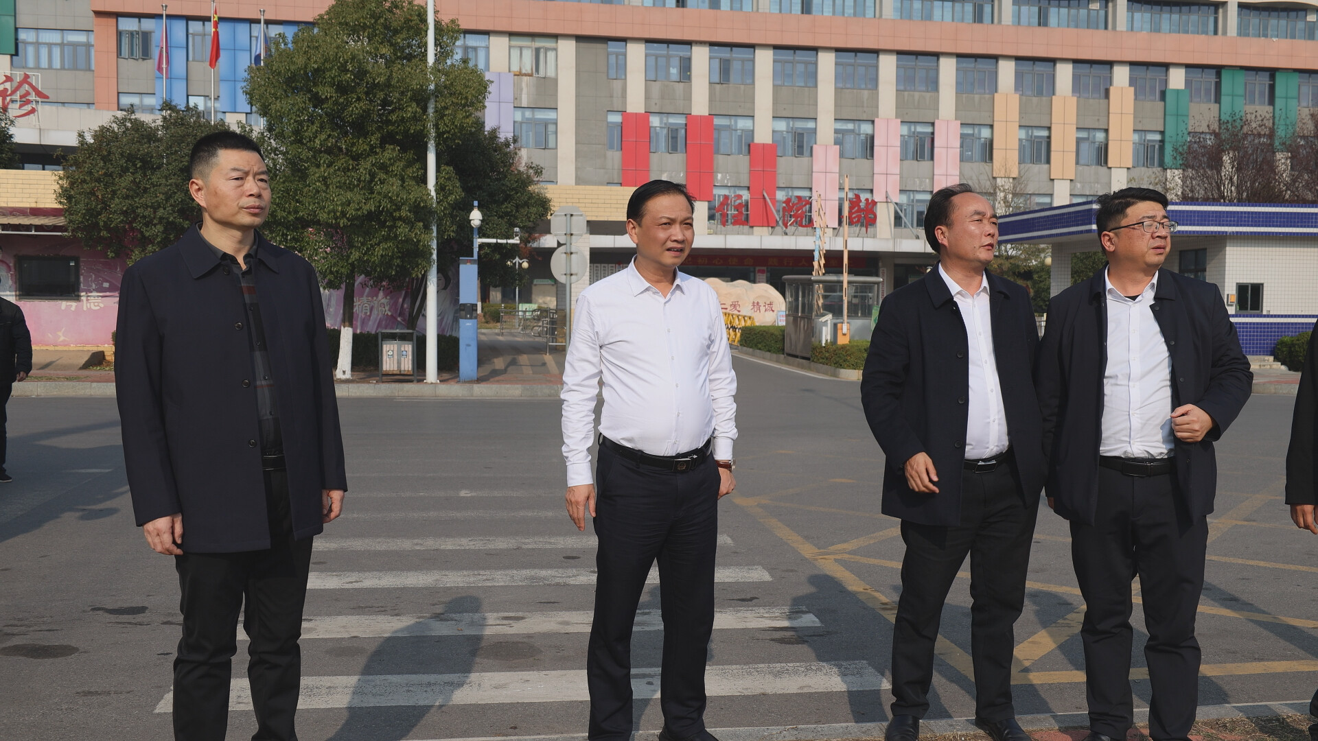 杨峰调研城区道路维修工作 高标准 高效率推进道路修复 持续优化群众出行条件