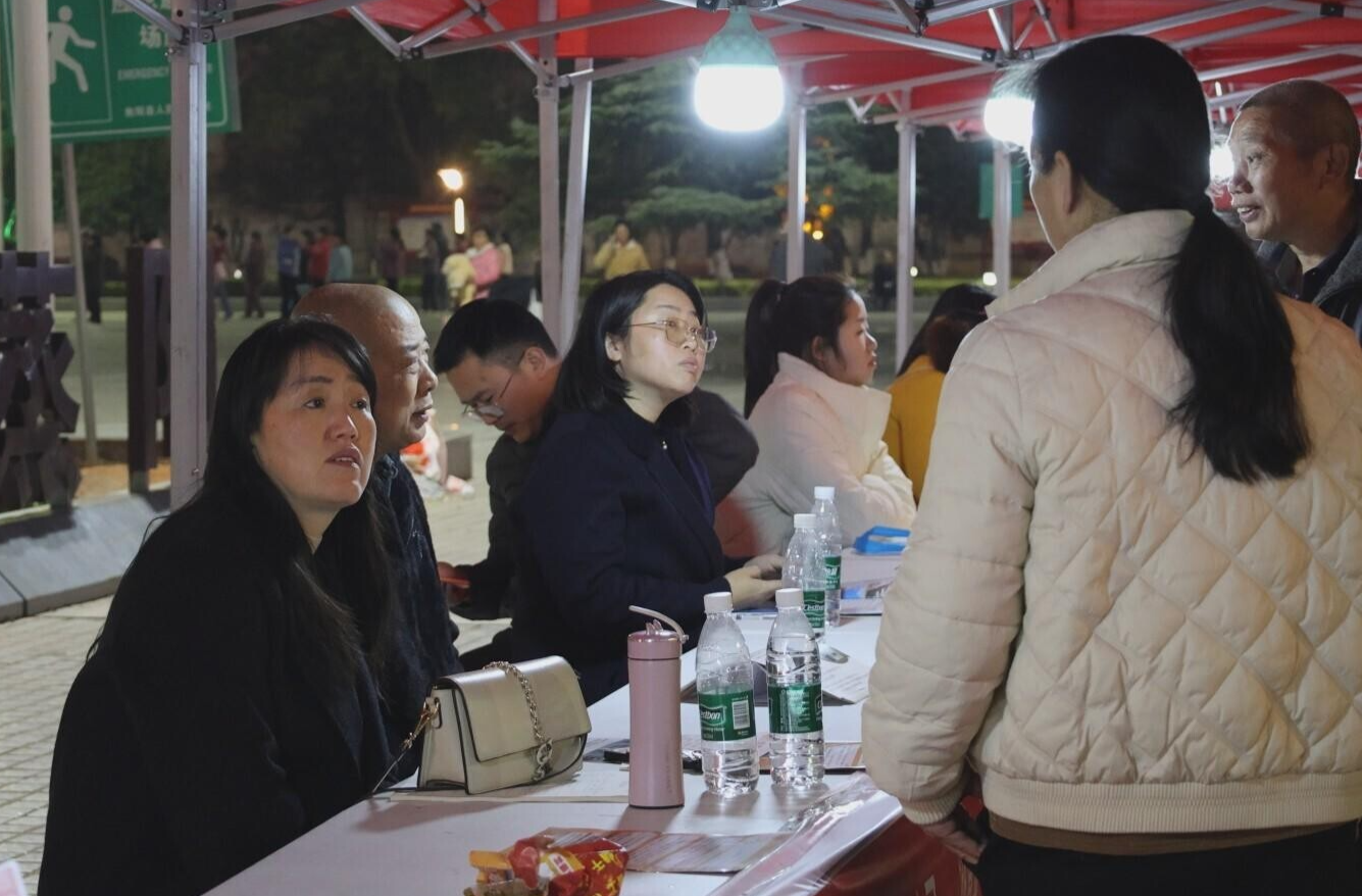 夜市招聘接地气  搭起就业“连心桥”