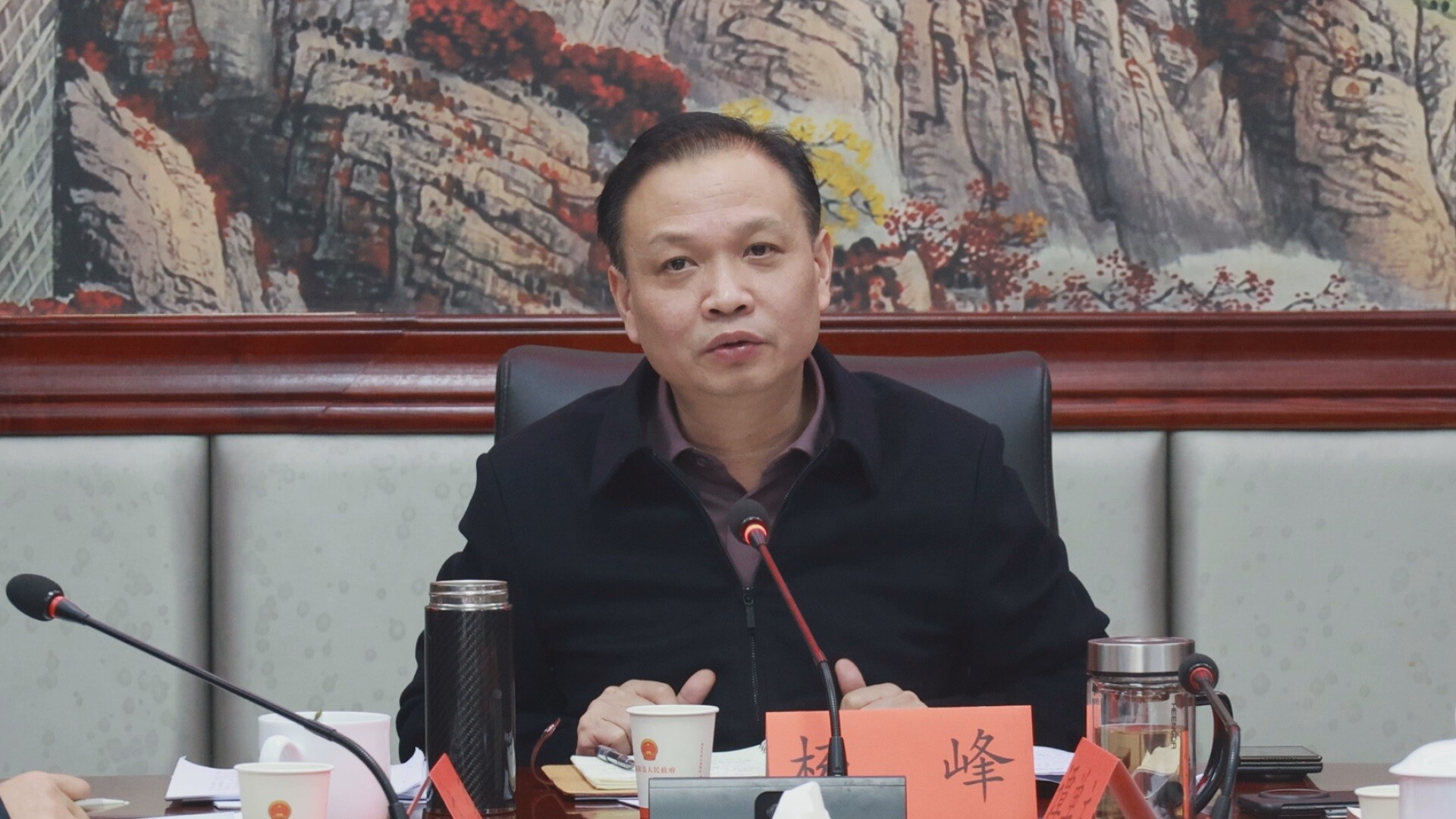 我县部署“双节”期间烟花爆竹禁燃禁放工作｜杨峰：牢固树立安全发展理念 坚决打好蓝天保卫战