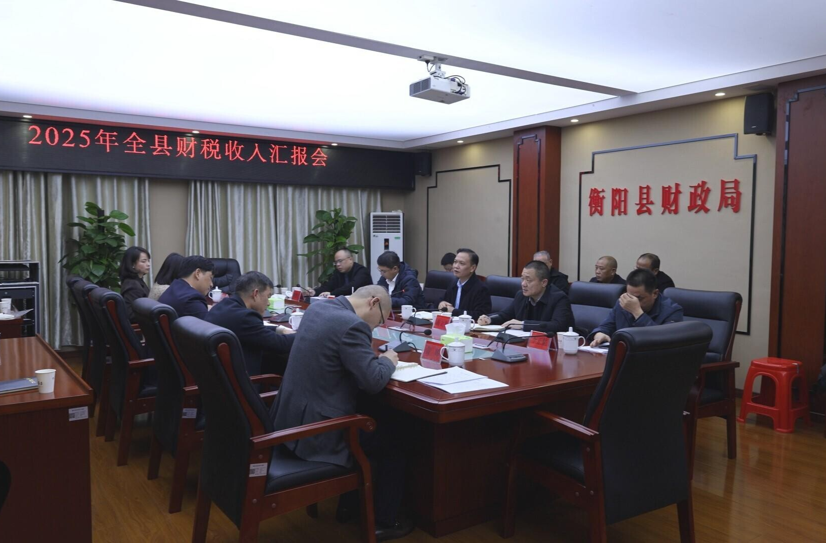 杨峰专题调度全县财税收入工作 全力打好年度“收官战” 奋力实现明年“开门红”