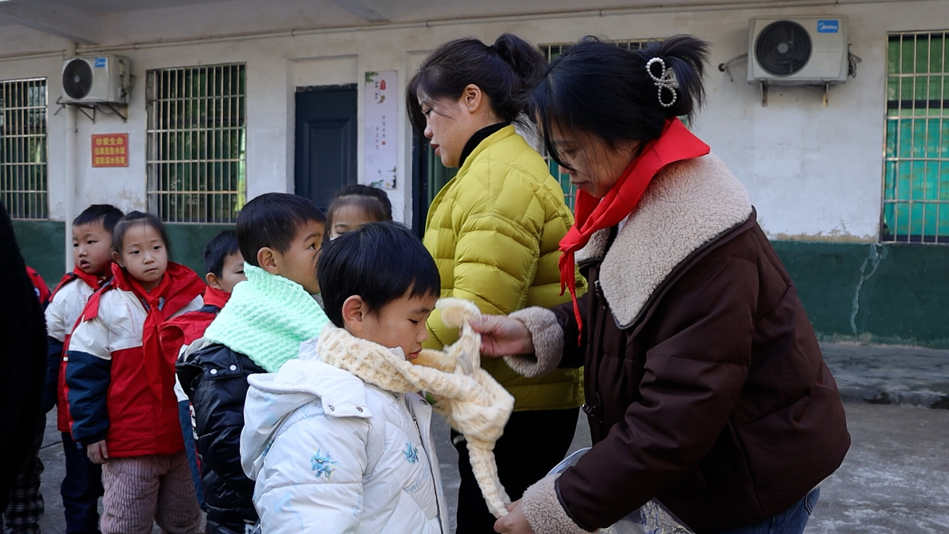 演陂镇：爱心围巾温暖冬日“童心”  书信往来传递志愿真情