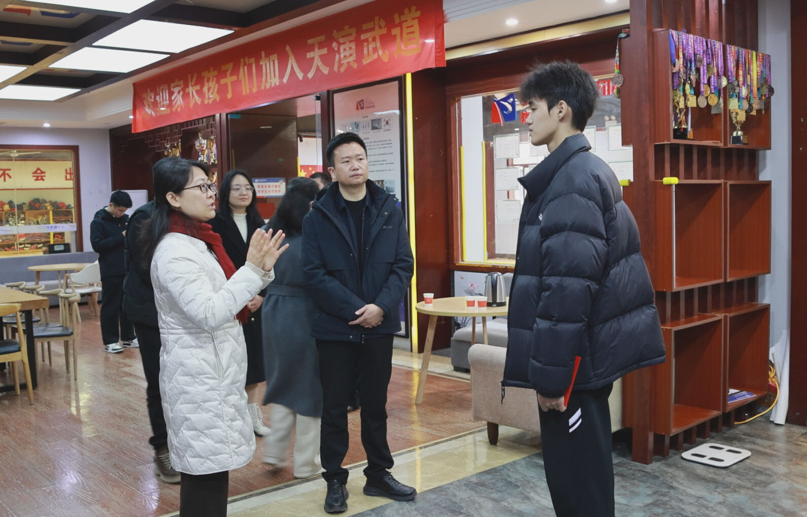 刘洋看望慰问我县优秀跆拳道运动员贺鸿浩