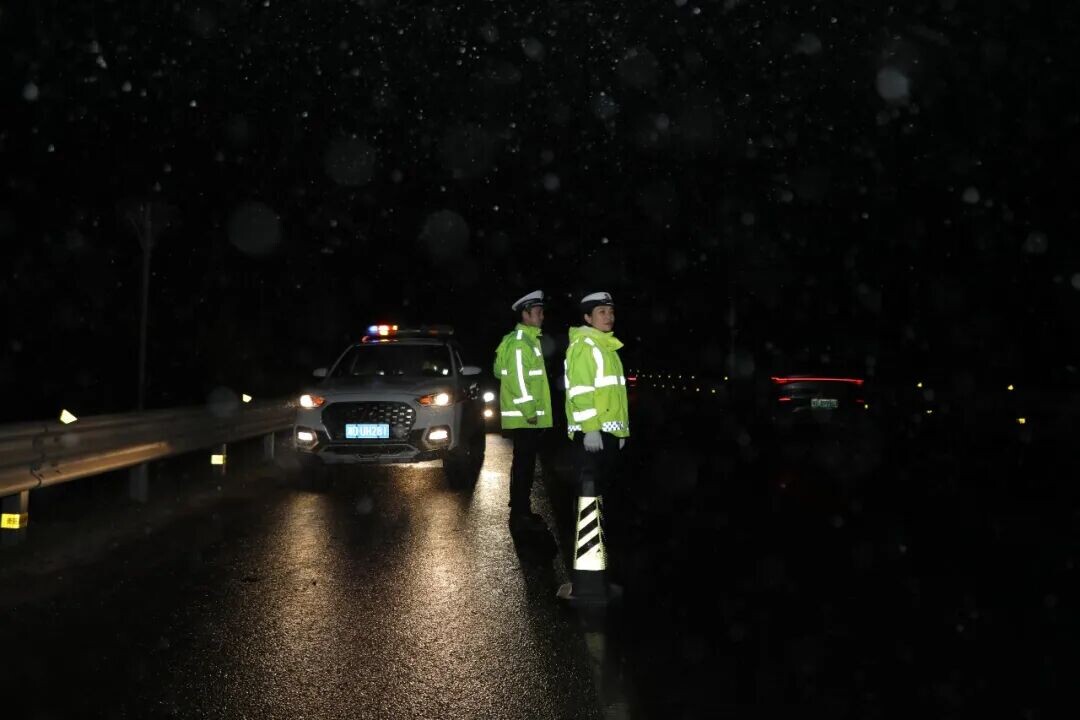 那一抹抹荧光黄，是冬夜里最安心的守护色