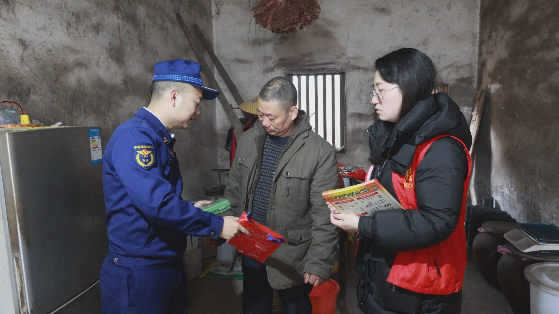 应对寒潮天气｜县消防救援大队：“敲门行动”送安全，守护老人平安过冬