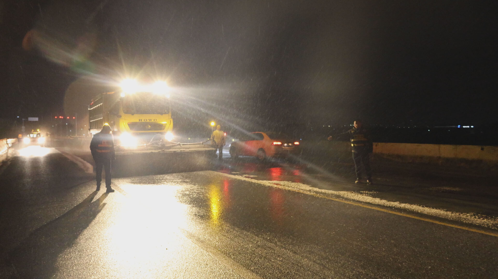 应对寒潮天气｜夜间除冰保畅通，多部门联动铺就平安路
