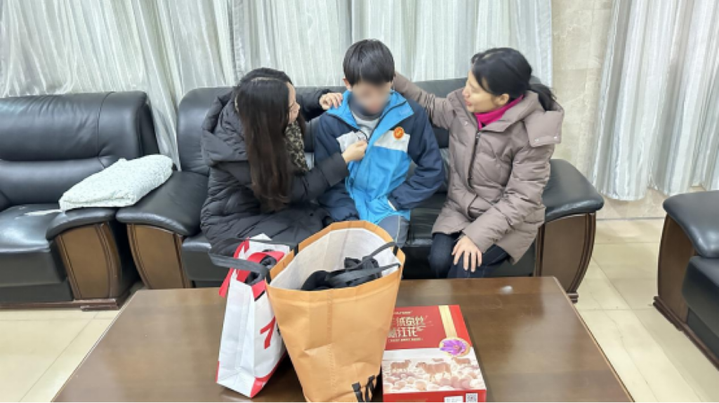 降温不降爱！衡阳县江山学校为留守少年送上“温暖牌”新衣