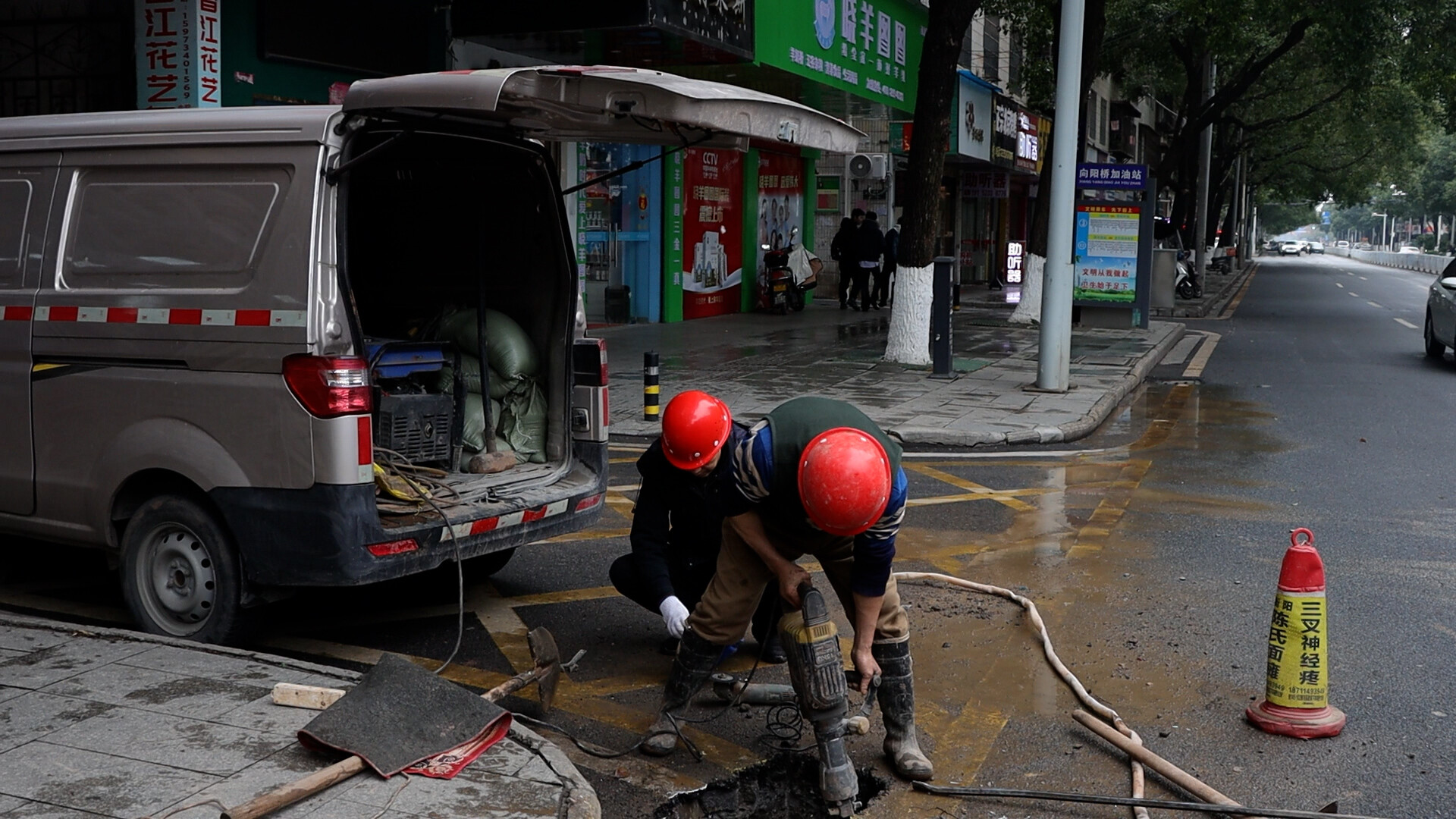 县自来水公司：冰水中抢修管道，寒风中守护民生