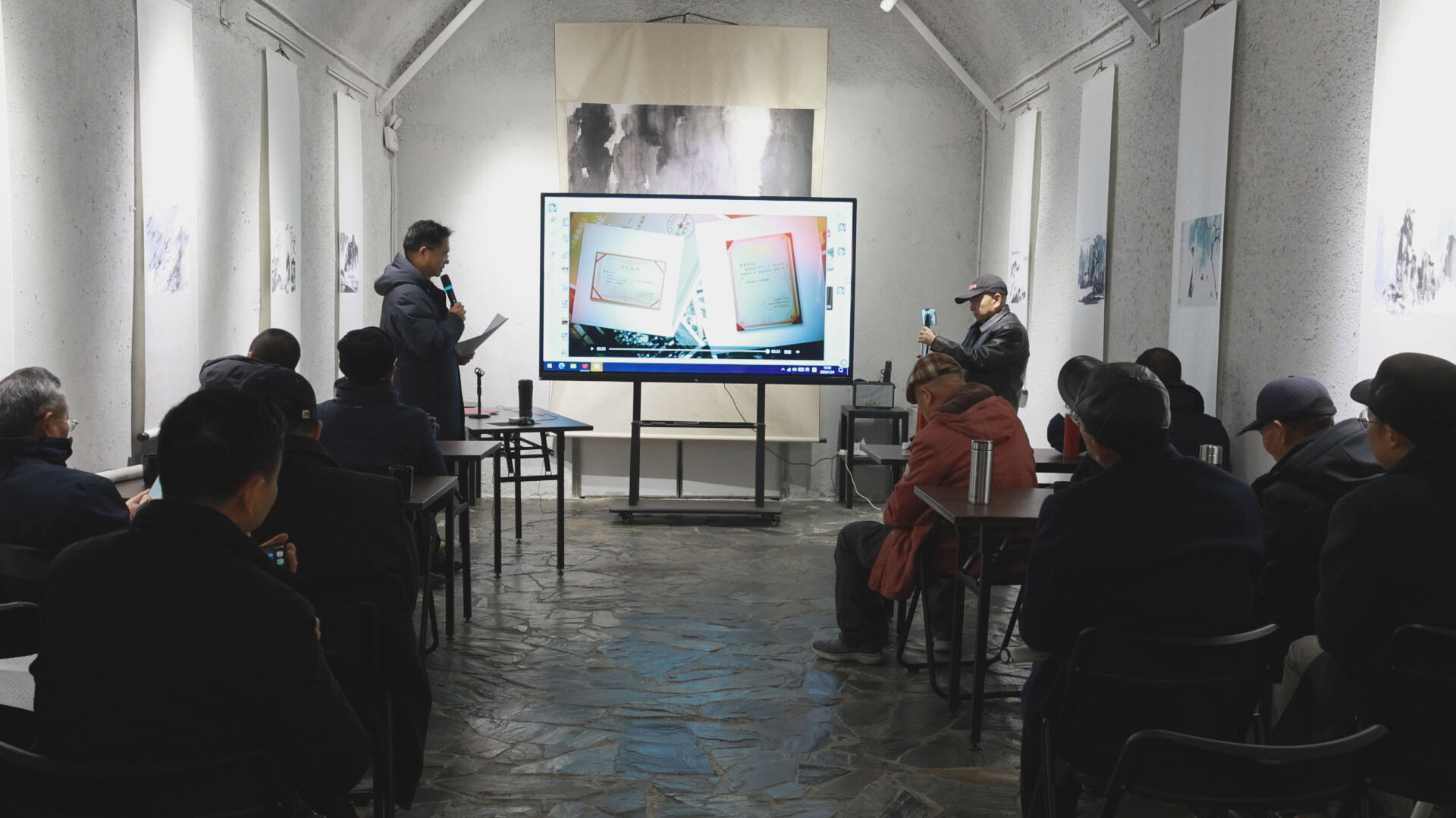 本土作家凌奉云做客崔一鹗艺术馆，畅谈散文写作之趣