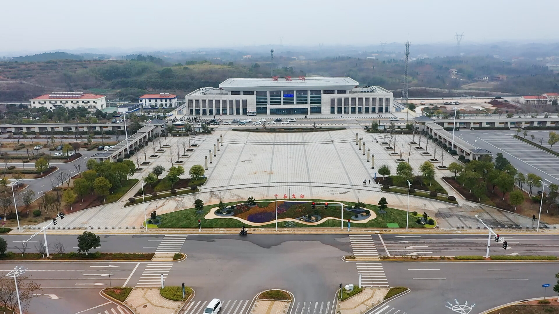 新春走基层 | 西渡高铁站站前广场：新年新貌焕新颜 暖意融融迎新春