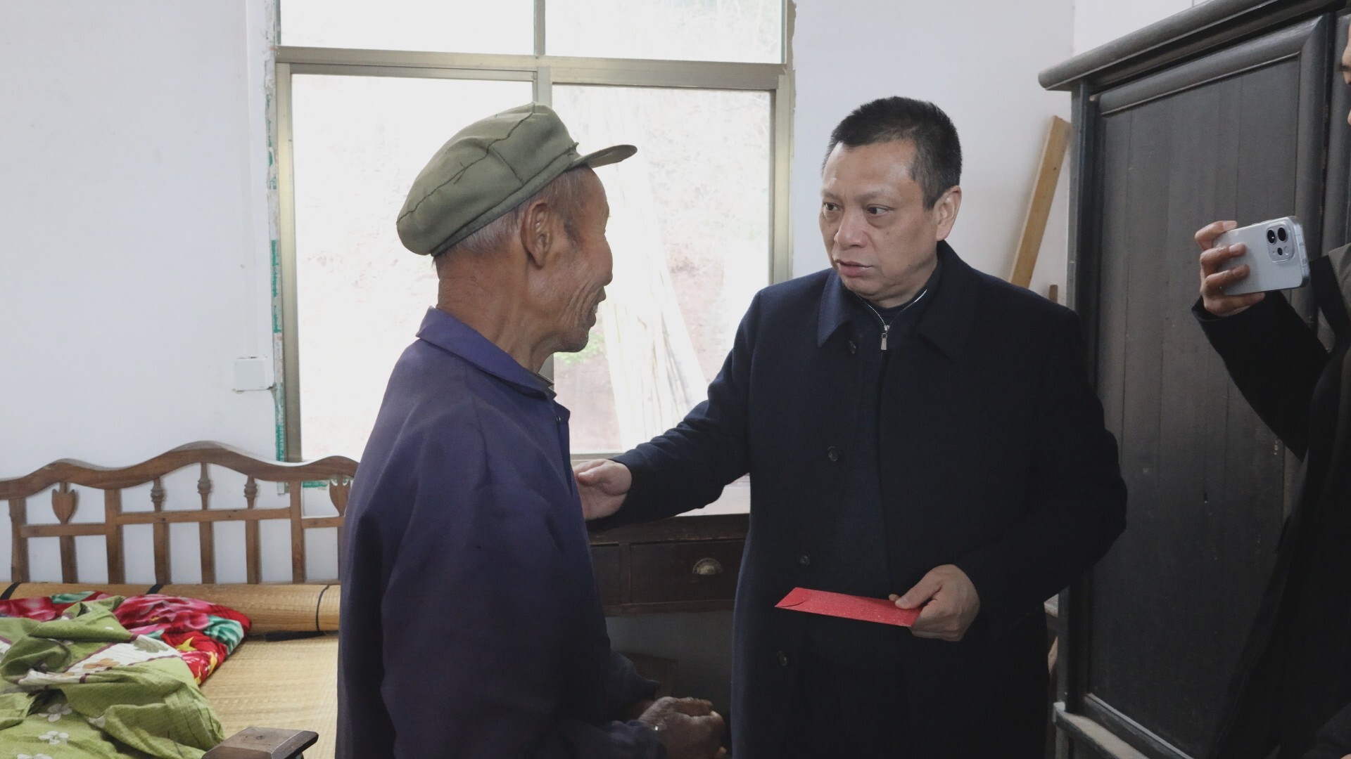 方云耕开展春节前走访慰问 督导安全生产工作