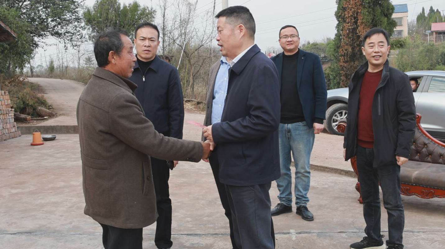 张宇宙走访慰问老党员、退役军人和困难群众