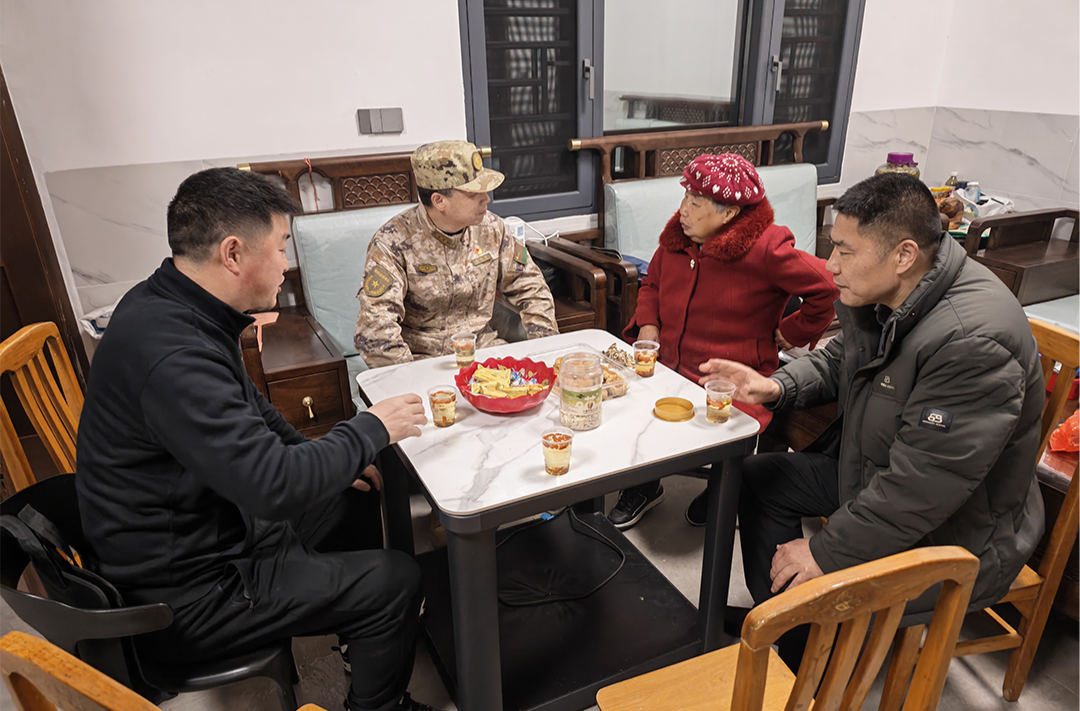 军地联合送喜报 新春佳节暖意浓——衡阳县人武部领导张运年走访慰问立功受奖军人家庭