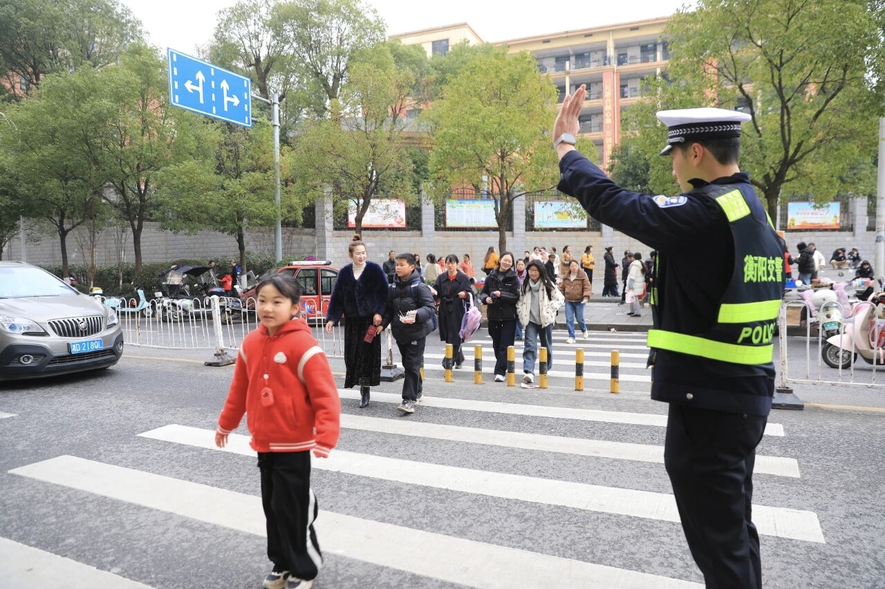 开学首日，衡阳县公安交警全力以“护”伴你成长