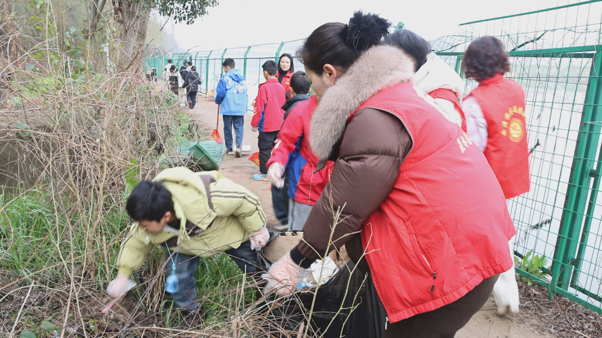 学雷锋做志愿 奋进“十五五” 共建新蒸阳｜明翰社区：学雷锋净河岸 校社联动护家园