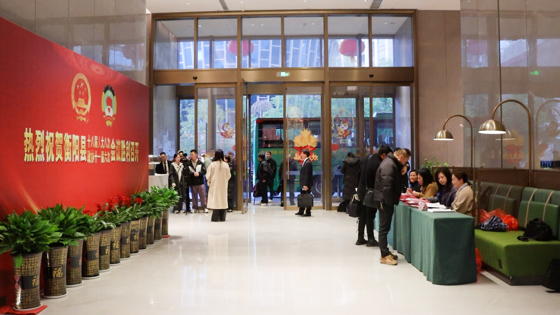 两会时间 | 肩扛重任 胸怀良策 县政协委员向大会报到