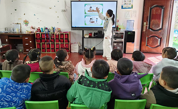 衡阳县界牌镇中心幼儿园：萌娃添新绿，童心伴成长