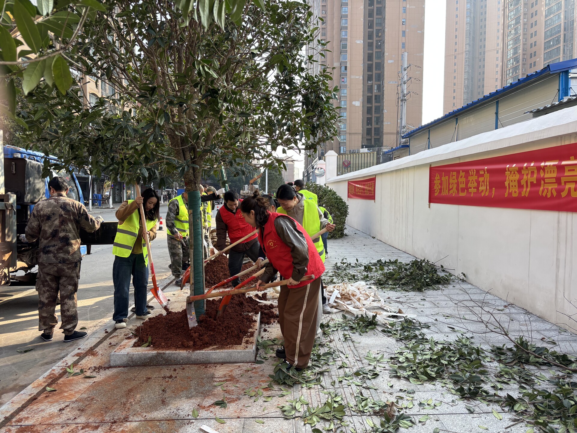县城管综合执法局：开展城市绿化周暨义务植树活动