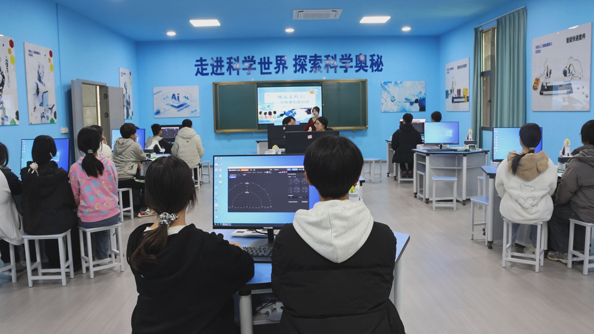 洪市中学：科技赋能教育 创新点亮校园