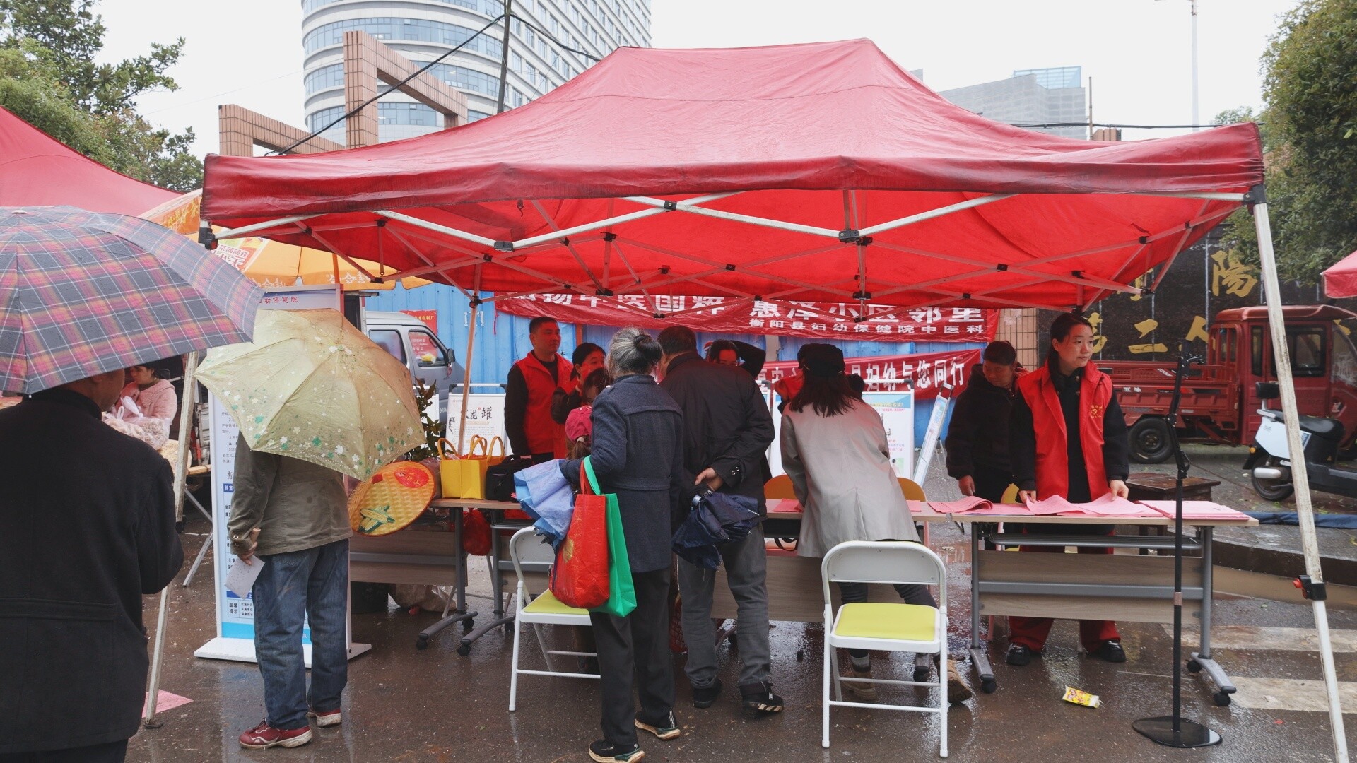 医保宣传进集市 健康义诊暖乡亲