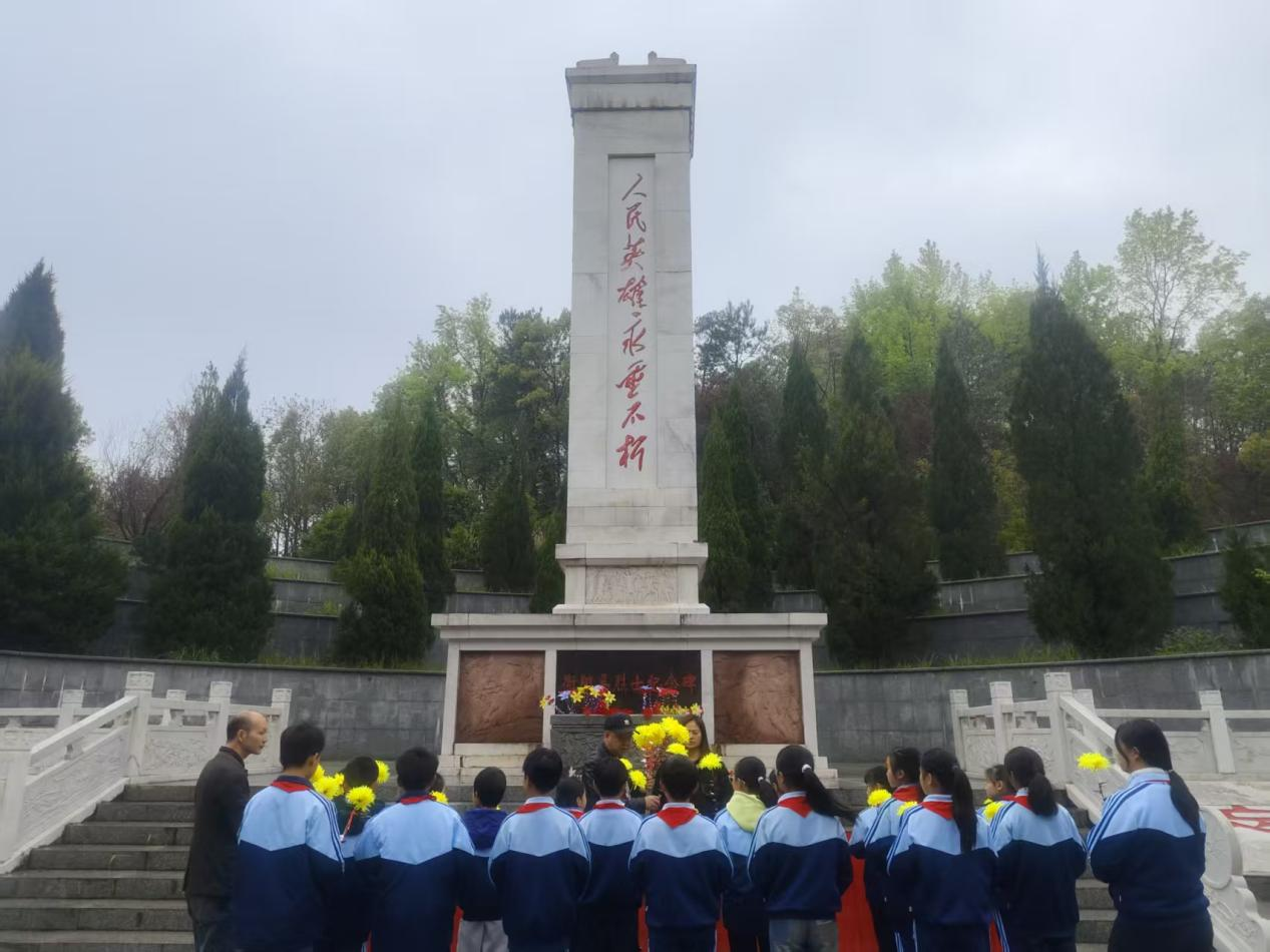 栏垅乡中心小学开展清明节祭扫烈士陵园活动
