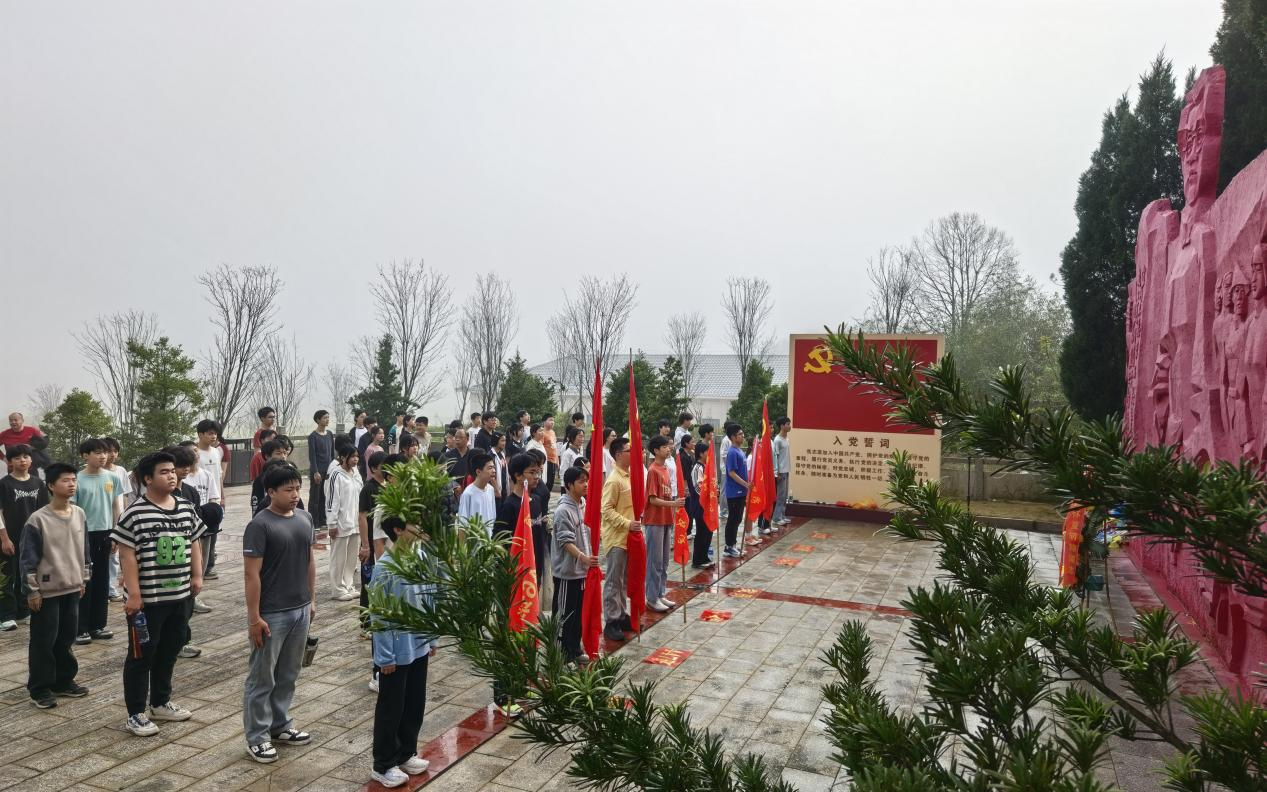 ​衡阳县夏明翰中学开展清明徒步祭英烈