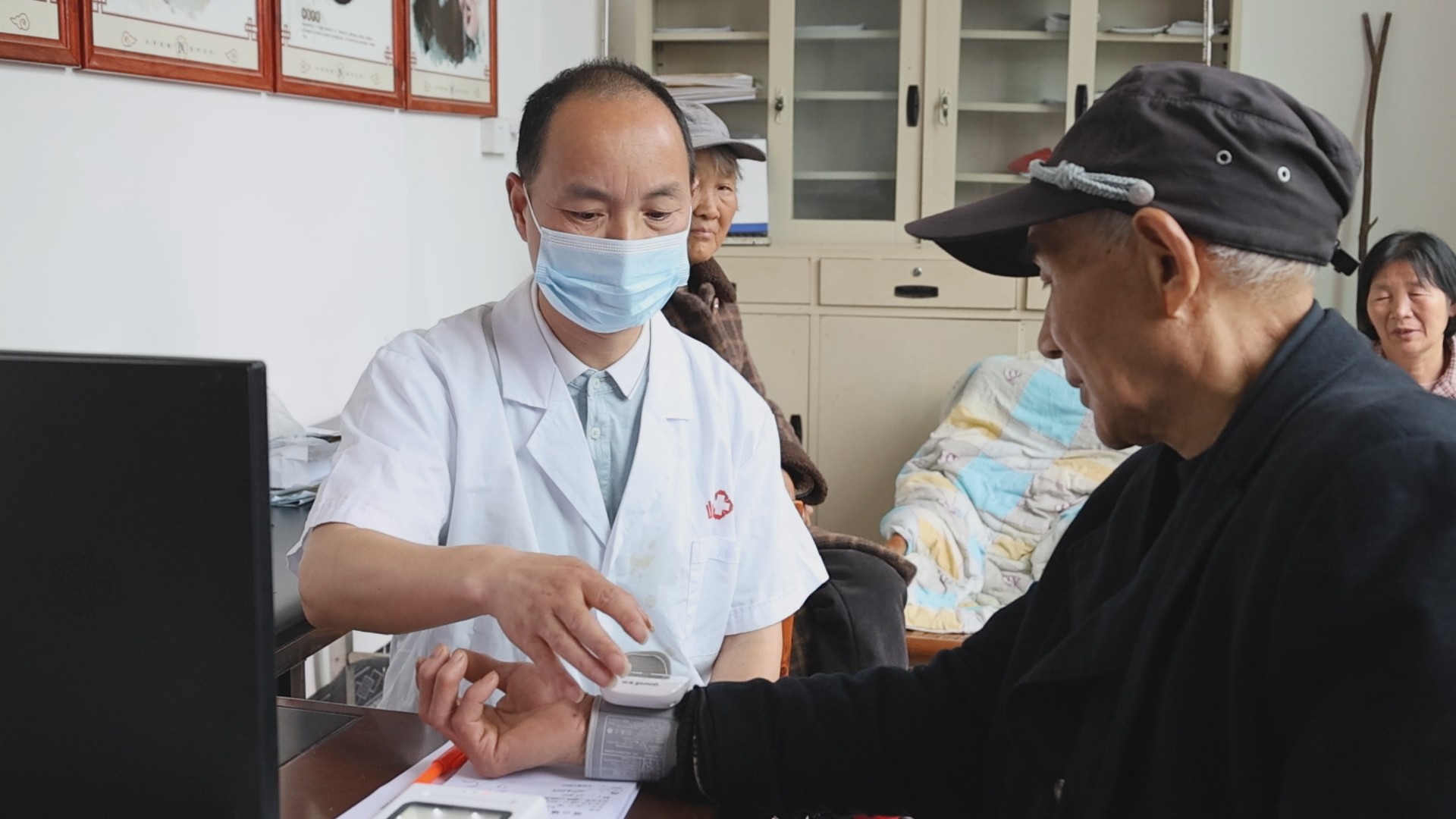 刘亚辉：34载医者初心 跛行身影筑牢乡村健康防线
