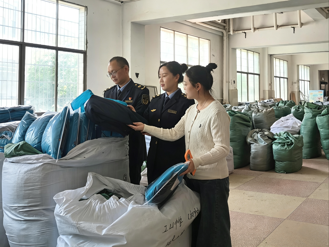 县市监局：开展校服专项检查 护航学生健康安全