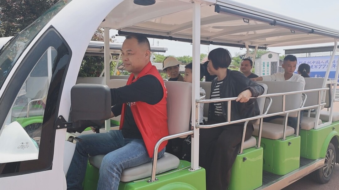 节日我在岗丨村干部化身景区“服务员” 守护游客欢乐时光