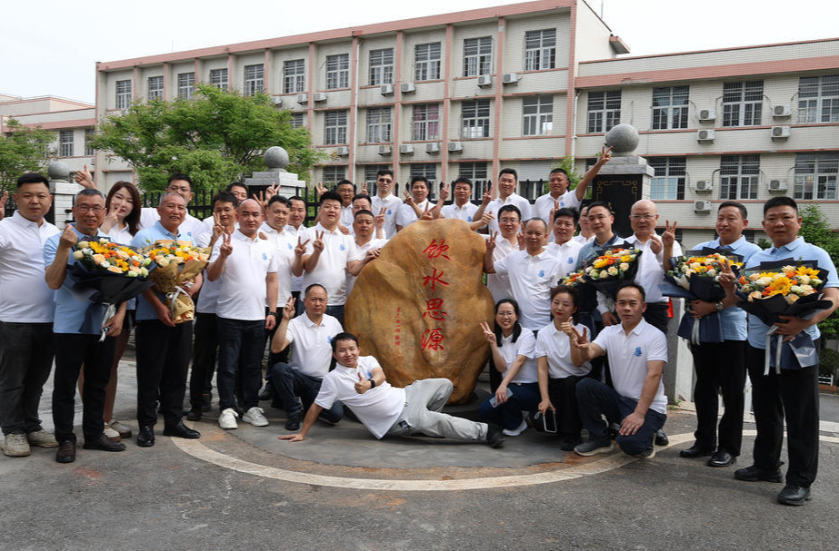 县职业中专：饮水思源念师恩 薪火相传暖校园