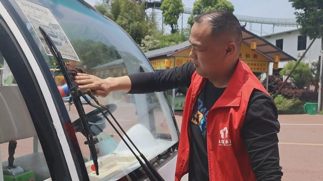 节日我在岗丨村干部化身景区“服务员”  守护游客欢乐时光