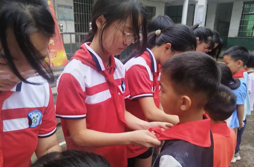 童心向党赓红脉 争做时代好少年——新塘完全小学开展新队员入队仪式暨红色教育活动