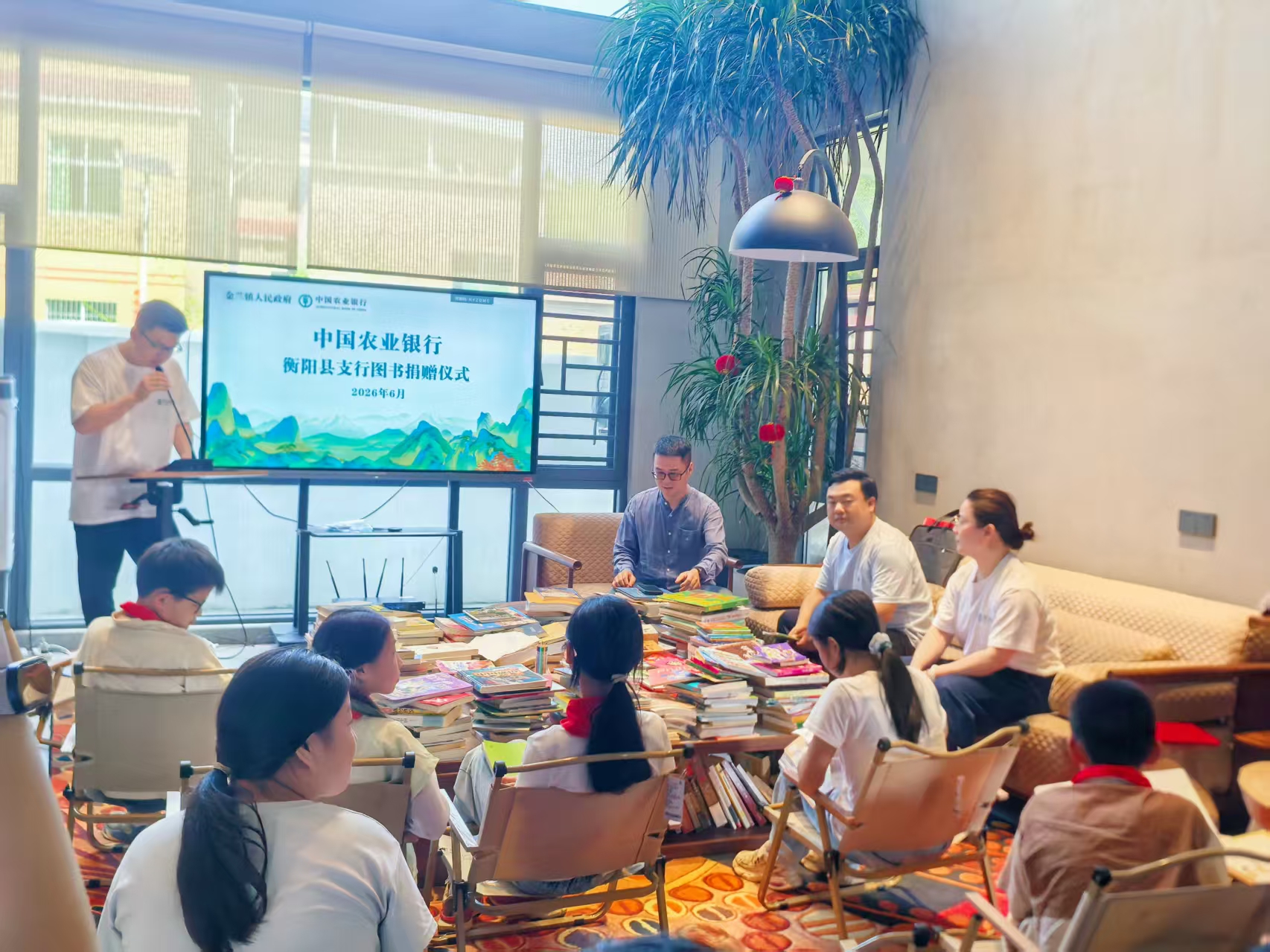 书香润童心 金融助振兴--农行衡阳县支行给乡村孩子送去“六一”精神食粮