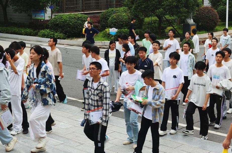2026年高考我县6000余名考生迎高考 笔逐梦试锋芒