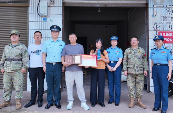 千里送捷报 荣光耀家门——空军军医大学赴衡阳县为优秀学员秦东杰送荣誉奖杯喜报