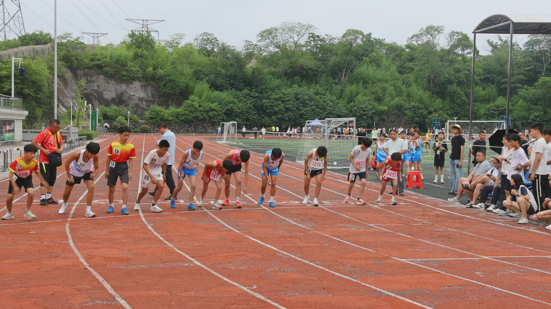 我县举办中小学田径运动会 830名选手逐梦赛场超越自我