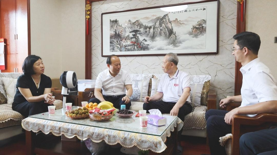 孙浩“七一”前夕走访慰问老党员