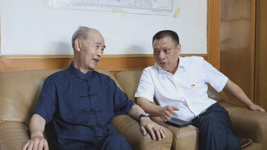 方云耕“七一”前夕走访慰问困难老党员