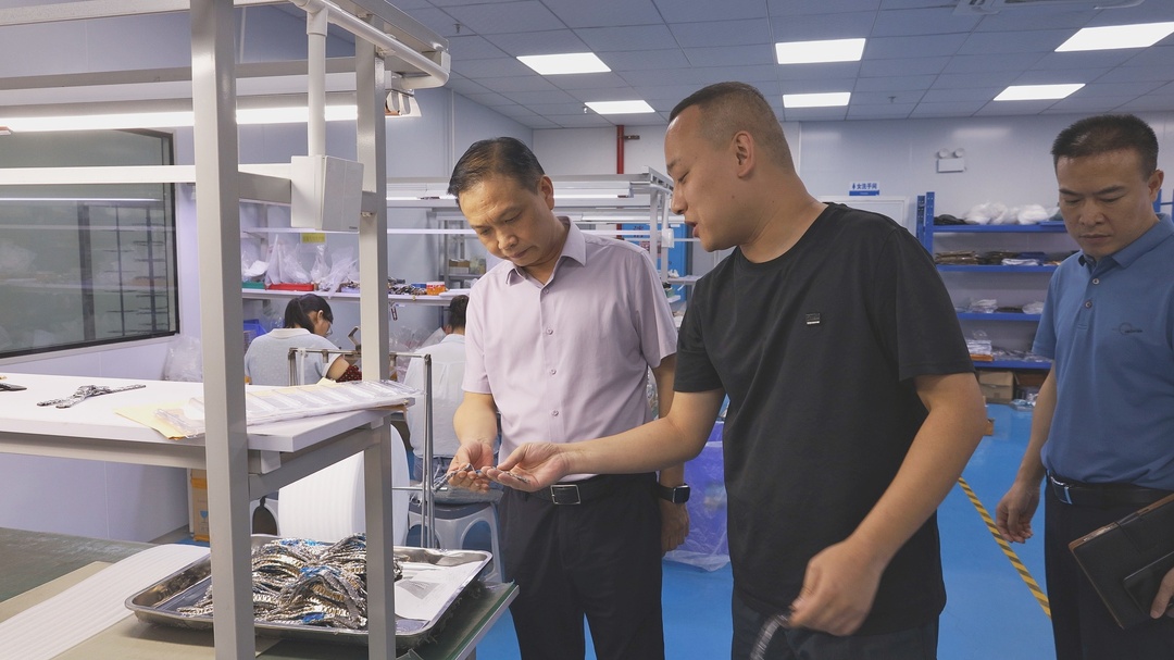 杨峰走访调研企业 下沉一线访企纾困 精准服务助推县域产业高质量发展