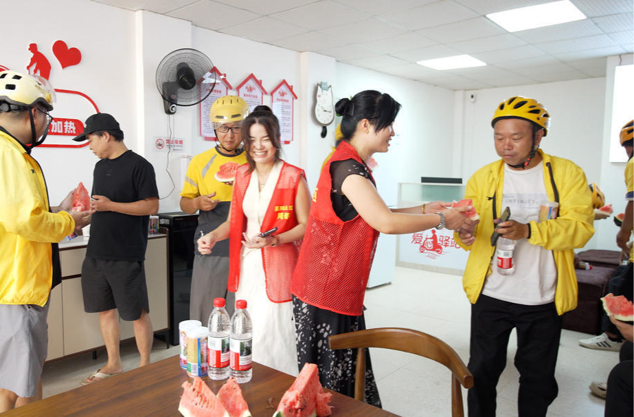 夏日酷暑送清凉 驿站温情暖人心